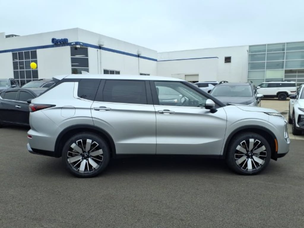 Used 2025 Mitsubishi Outlander SE SUV