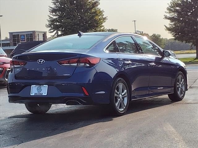 Used 2018 Hyundai Sonata Limited with VIN 5NPE34AFXJH657867 for sale in Springfield, IL