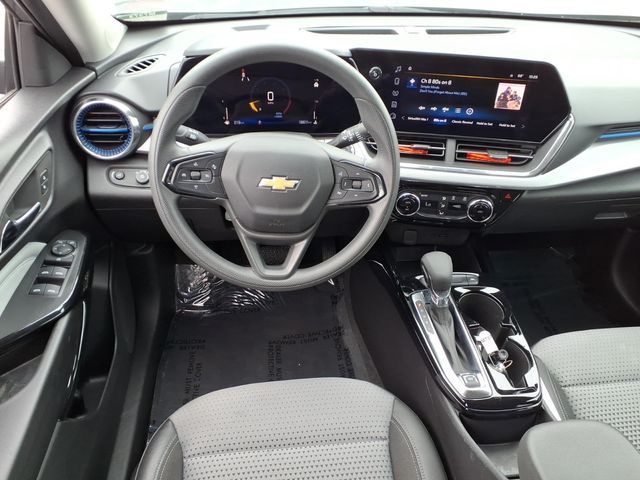 2025 Chevrolet Trax LT - Photo 7