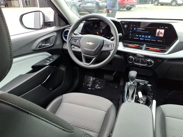 2025 Chevrolet Trax LT - Photo 6
