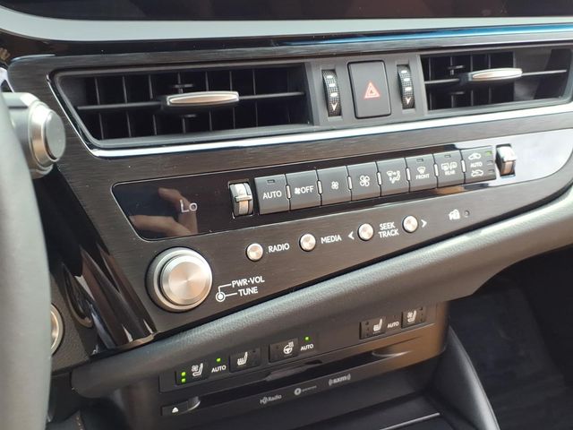 2022 Lexus ES 350 - Photo 13