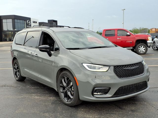 2025 Chrysler Pacifica Limited's photo