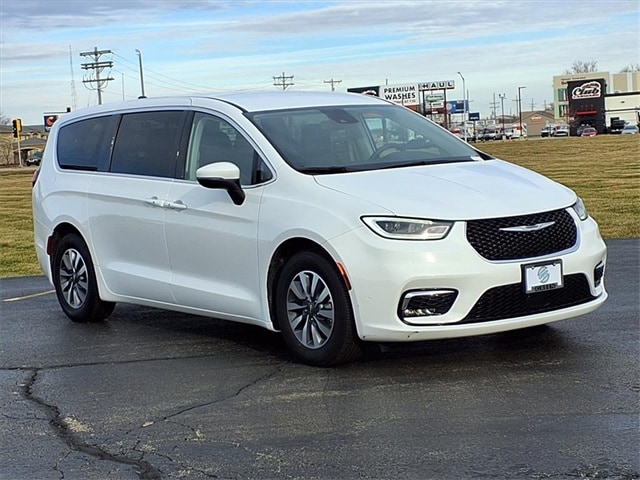 2023 Chrysler Pacifica Touring L's photo