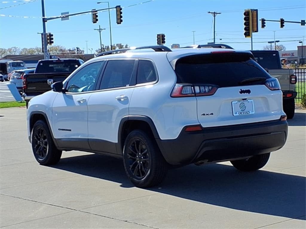 Used 2023 Jeep Cherokee Altitude Lux SUV