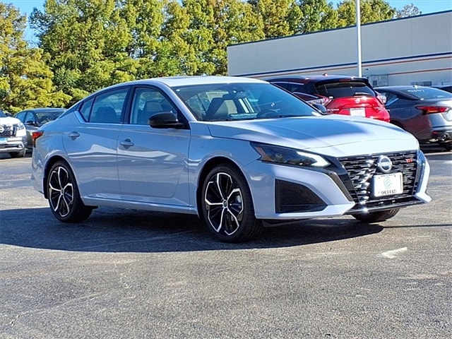 2025 Nissan Altima SR's photo