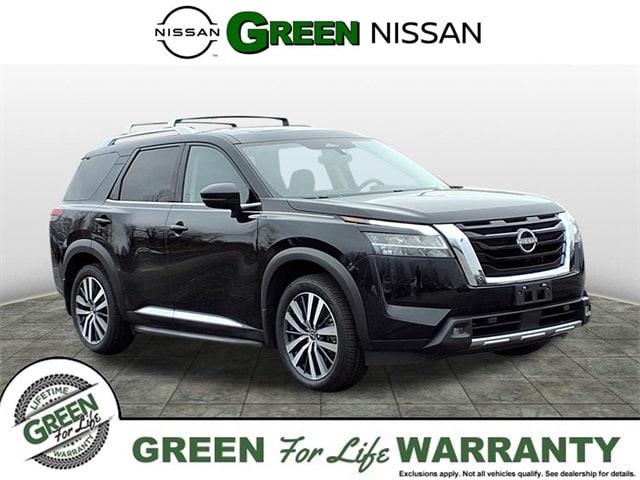 2022 Nissan Pathfinder Platinum's photo