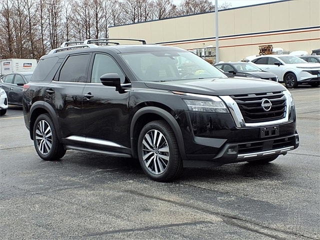 2022 Nissan Pathfinder Platinum's photo
