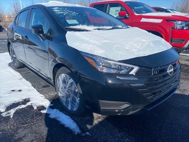 2025 Nissan Versa Sedan SR's photo