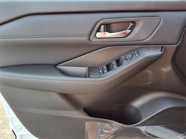 2025 Nissan Rogue SV - Photo 18