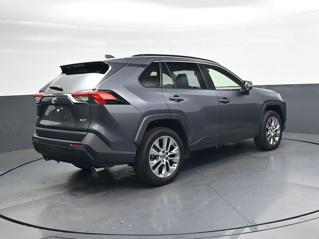 2022 Toyota RAV4 XLE Premium photo 4