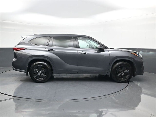 2022 Toyota Highlander LE photo 2