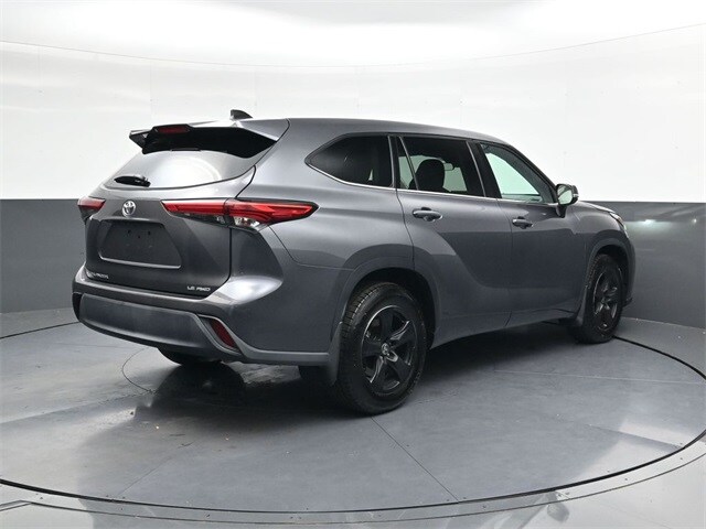 2022 Toyota Highlander LE photo 3
