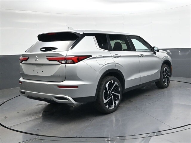 2024 Mitsubishi Outlander SE photo 3