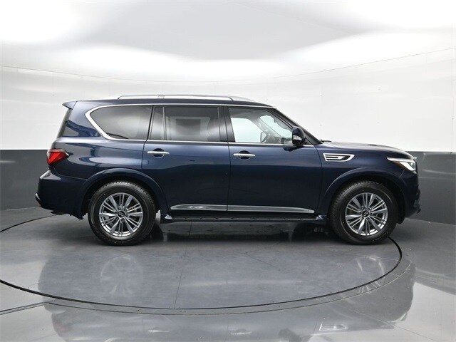 2021 Infiniti QX80 Luxe photo 3