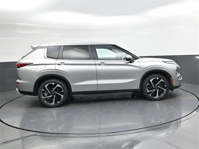 2024 Mitsubishi Outlander SE photo 2