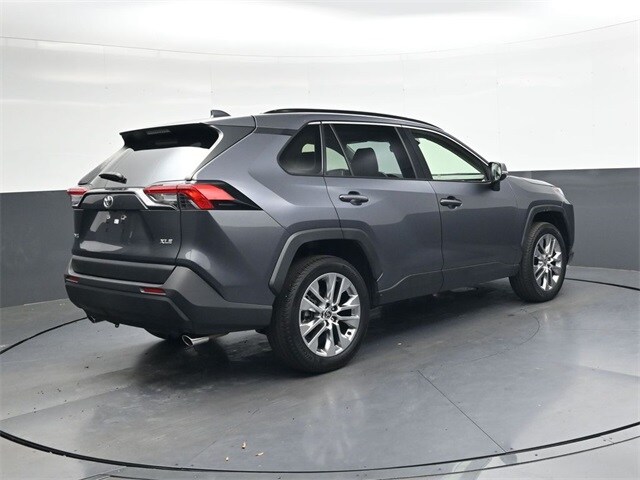 2022 Toyota RAV4 XLE Premium photo 4