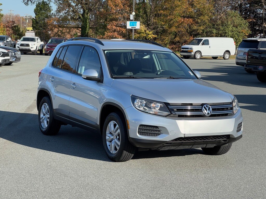 2017 Volkswagen Tiguan Limited S photo 2