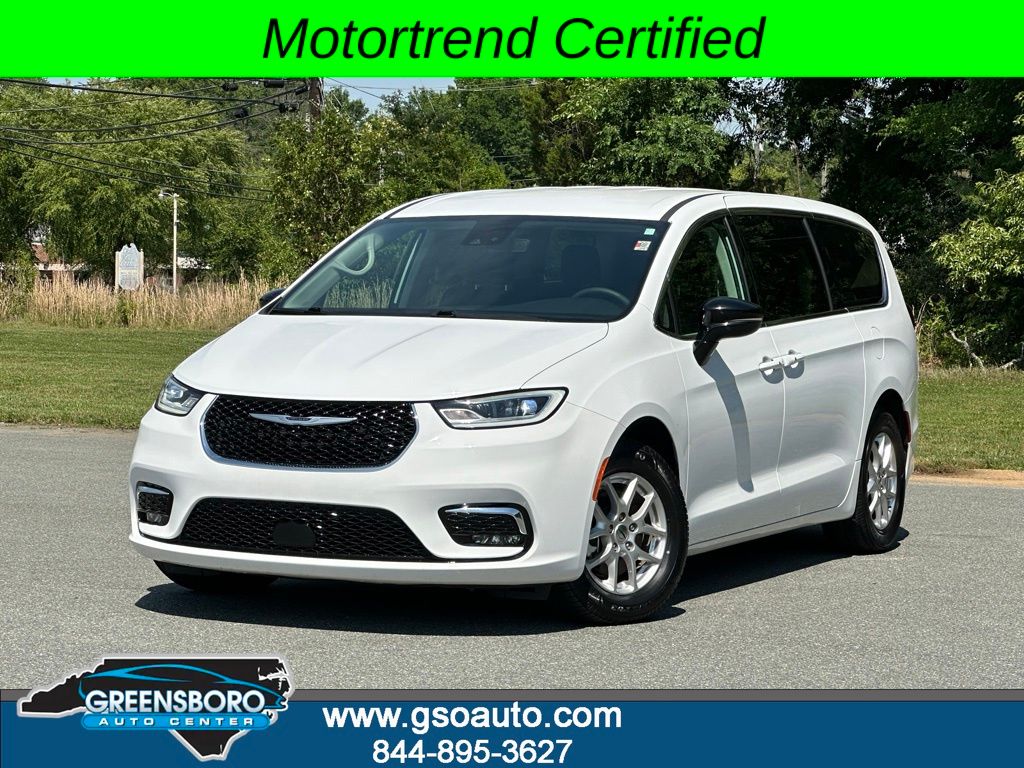 2024 Chrysler Pacifica Touring L's photo