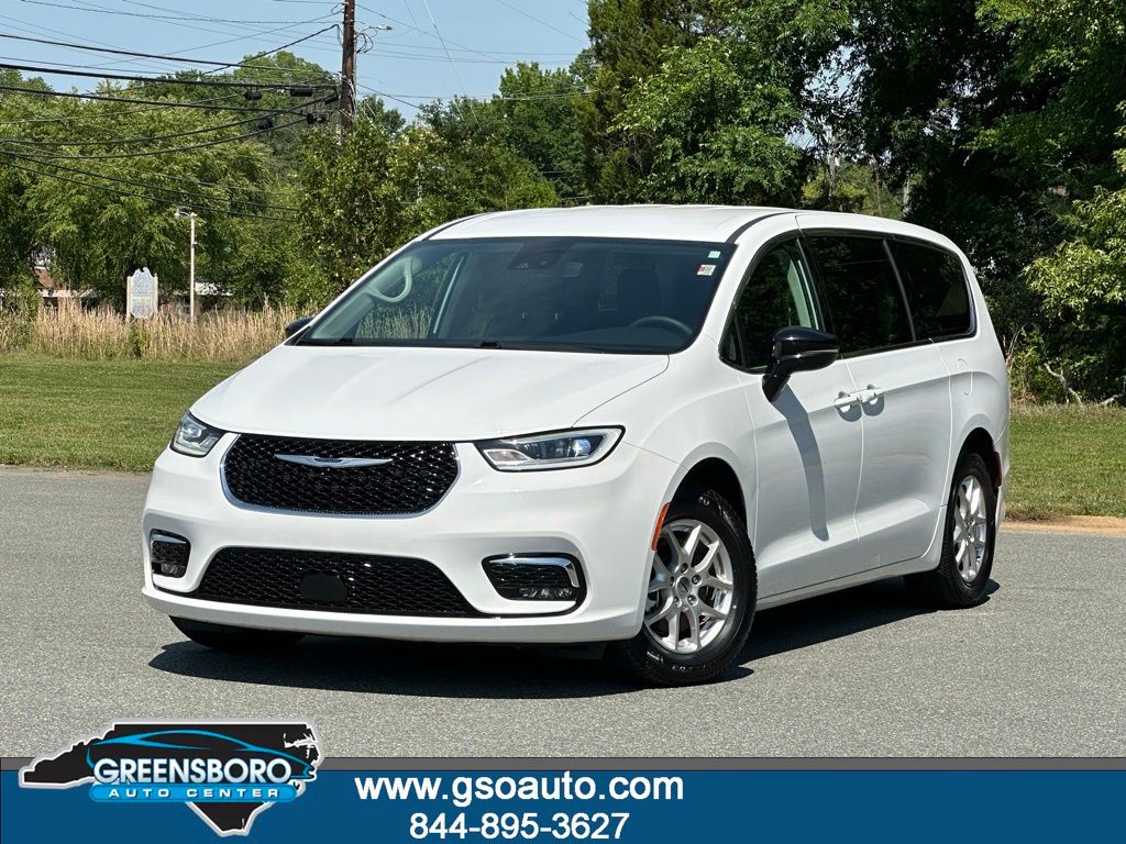 2024 Chrysler Pacifica Touring L's photo