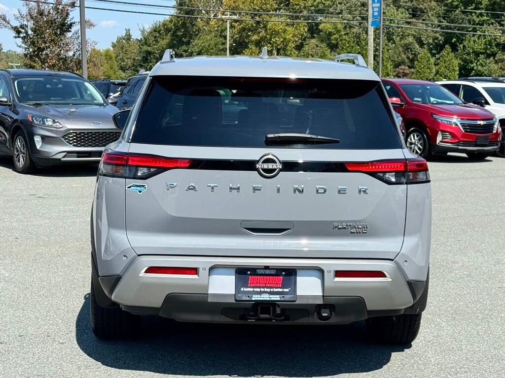 2022 Nissan Pathfinder Platinum photo 2
