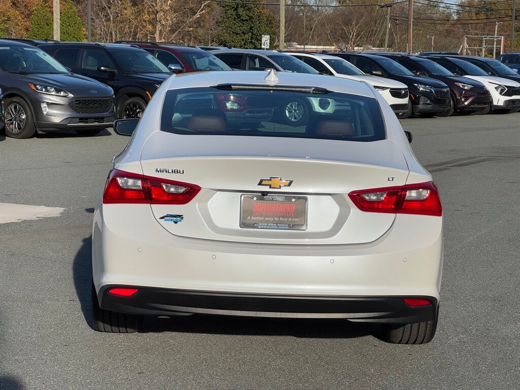 2017 Chevrolet Malibu 1LT photo 2