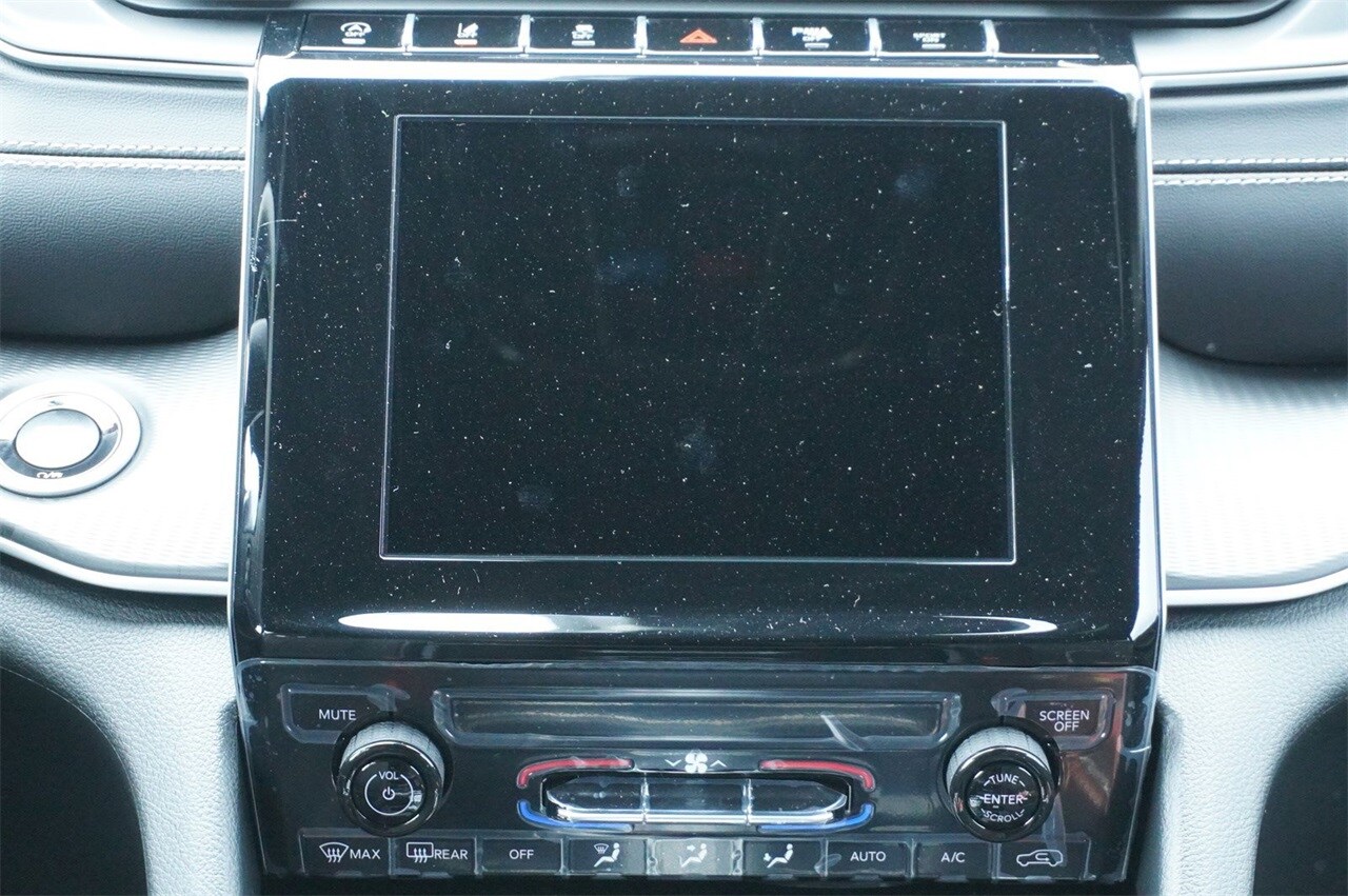 2025 Jeep Grand Cherokee Laredo photo 3