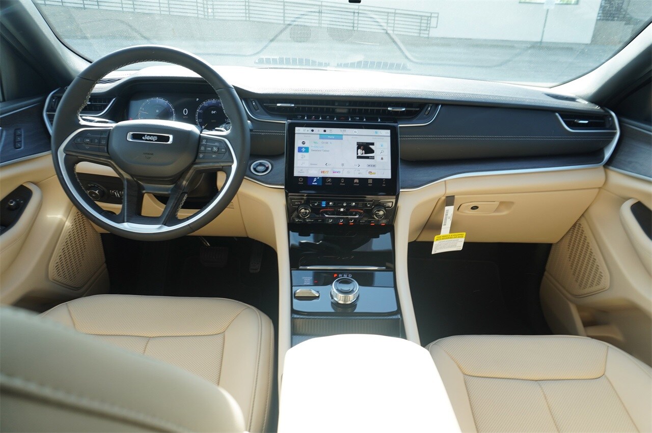 2025 Jeep Grand Cherokee Limited photo 2