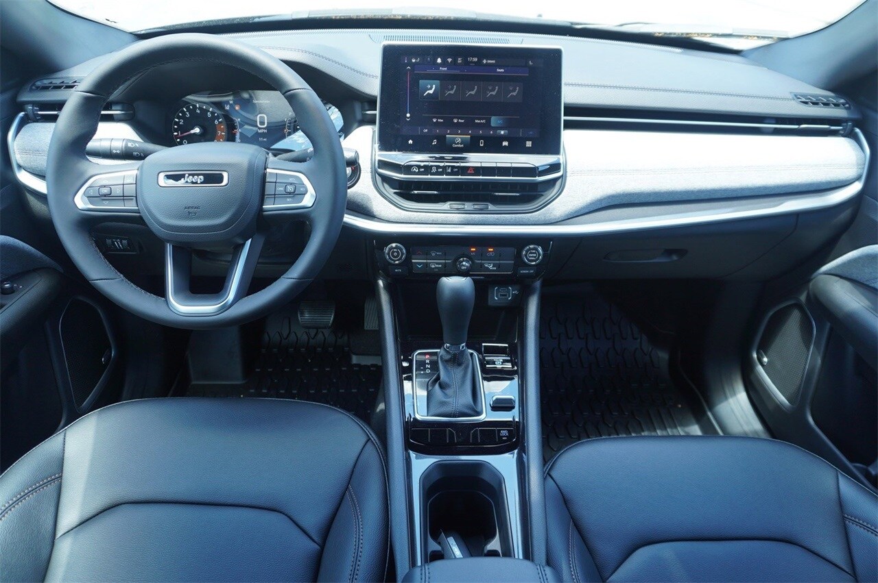 2024 Jeep Compass Latitude Lux photo 2