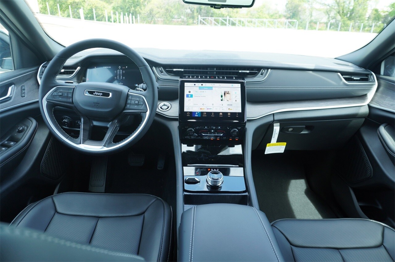 2025 Jeep Grand Cherokee Limited photo 2