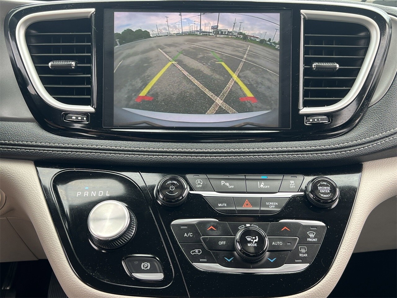 2023 Chrysler Pacifica Touring L photo 4