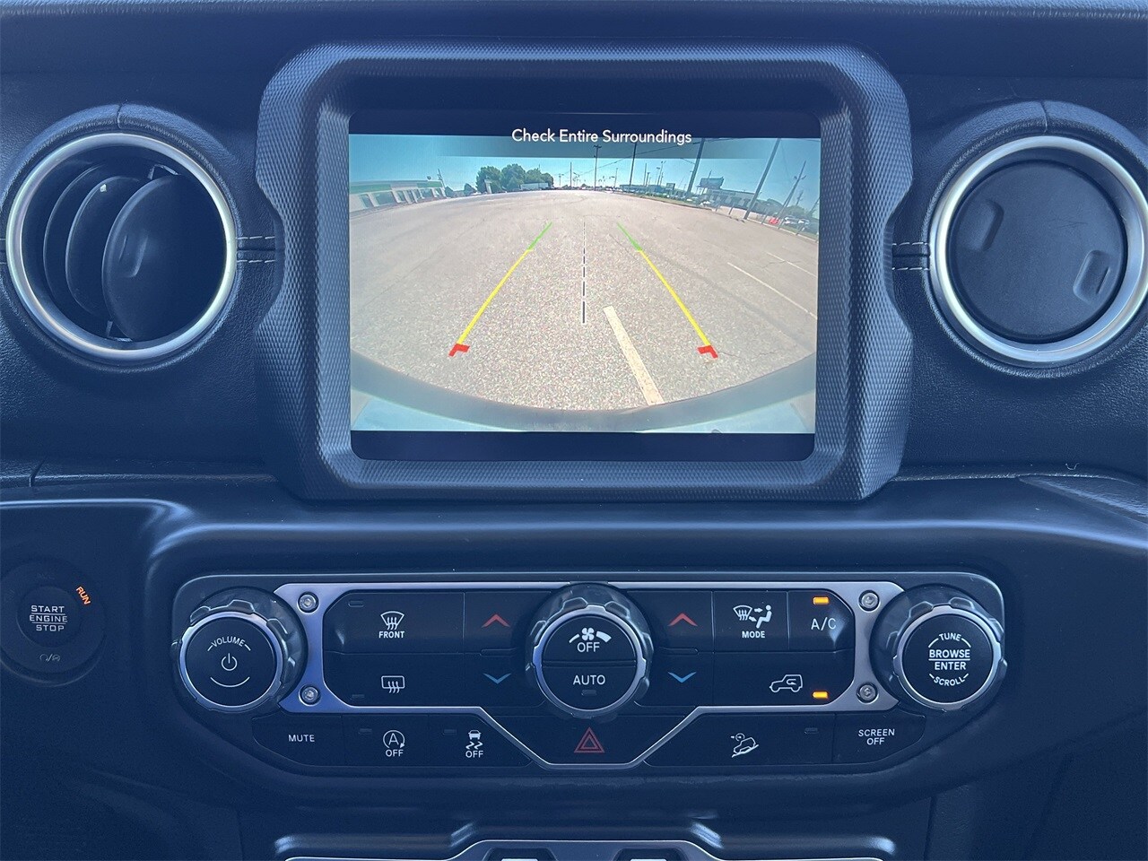2020 Jeep Wrangler Unlimited Sahara photo 4