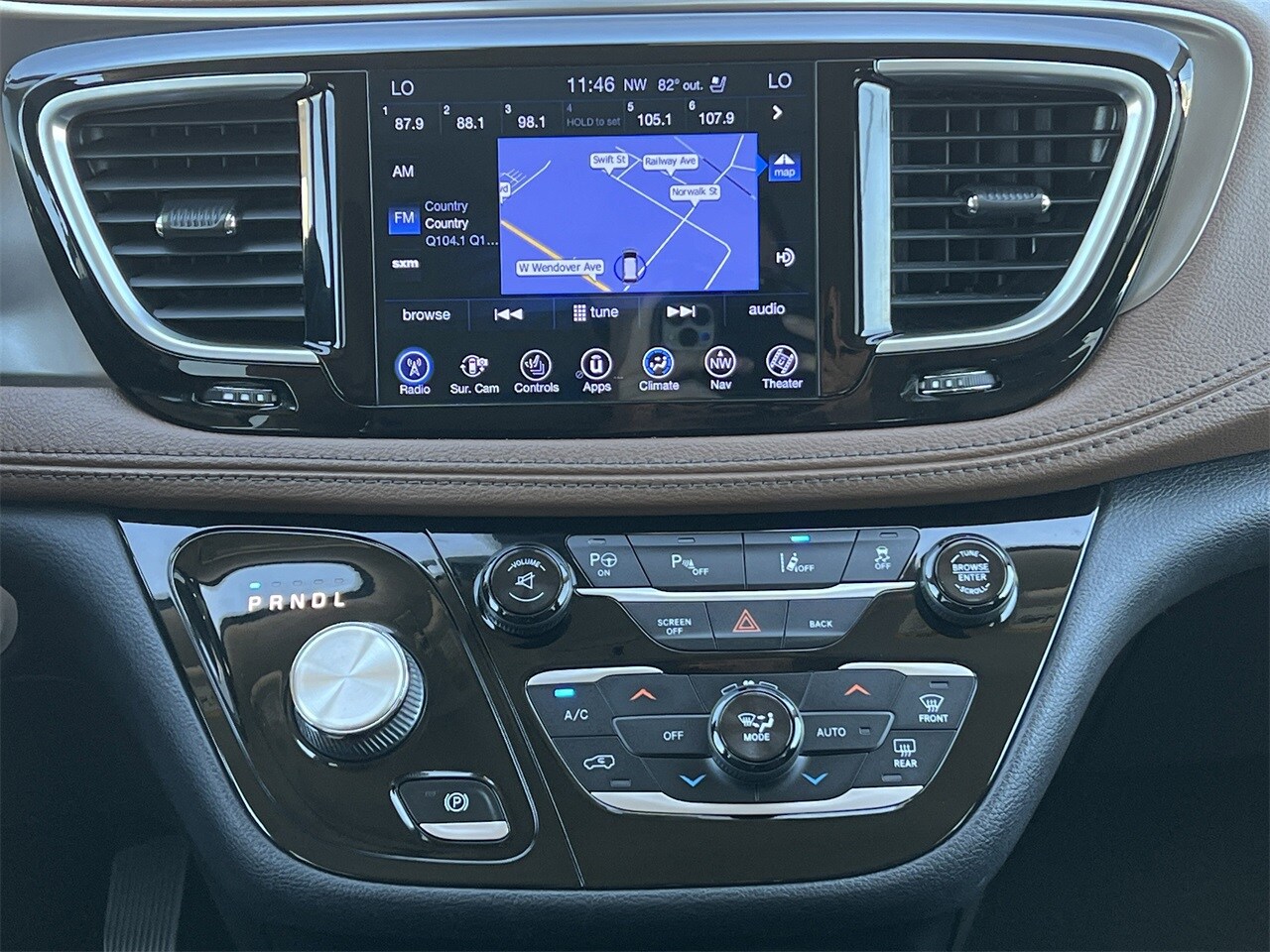 2017 Chrysler Pacifica Limited photo 3