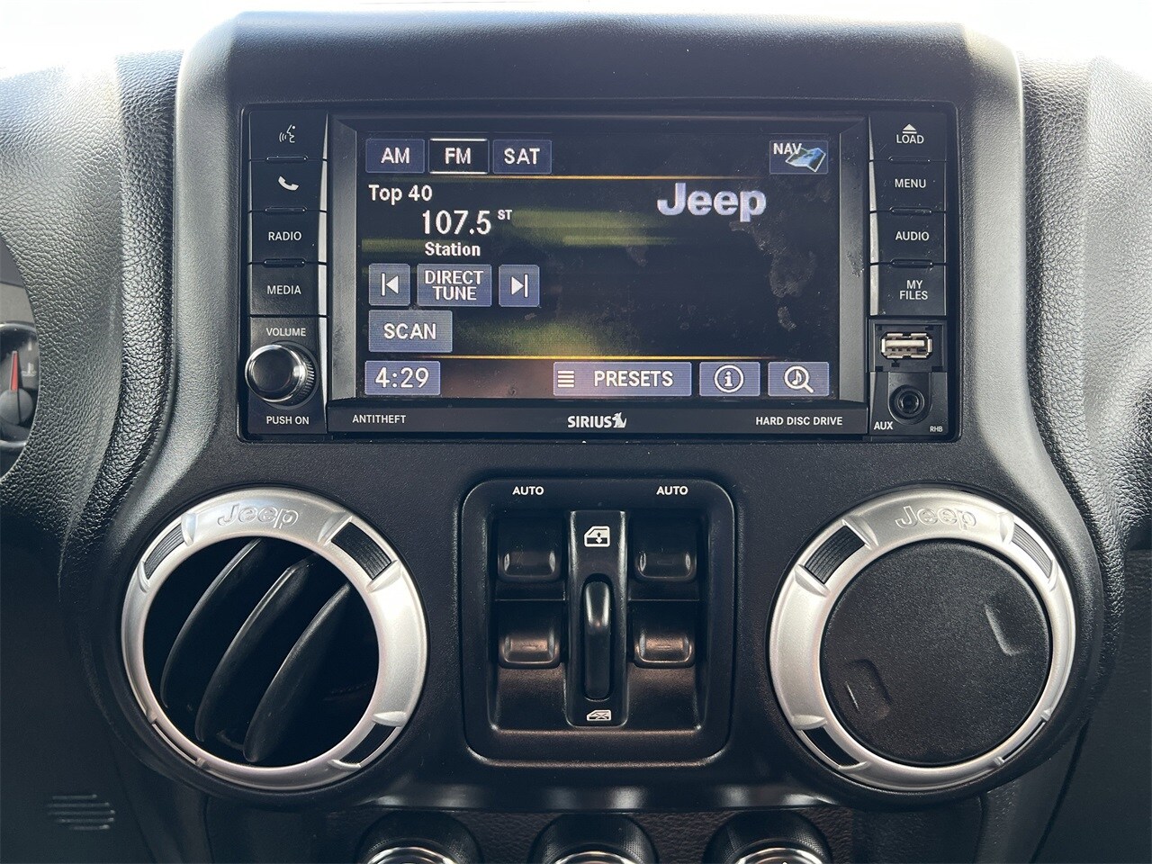 2013 Jeep Wrangler Unlimited Sahara photo 4
