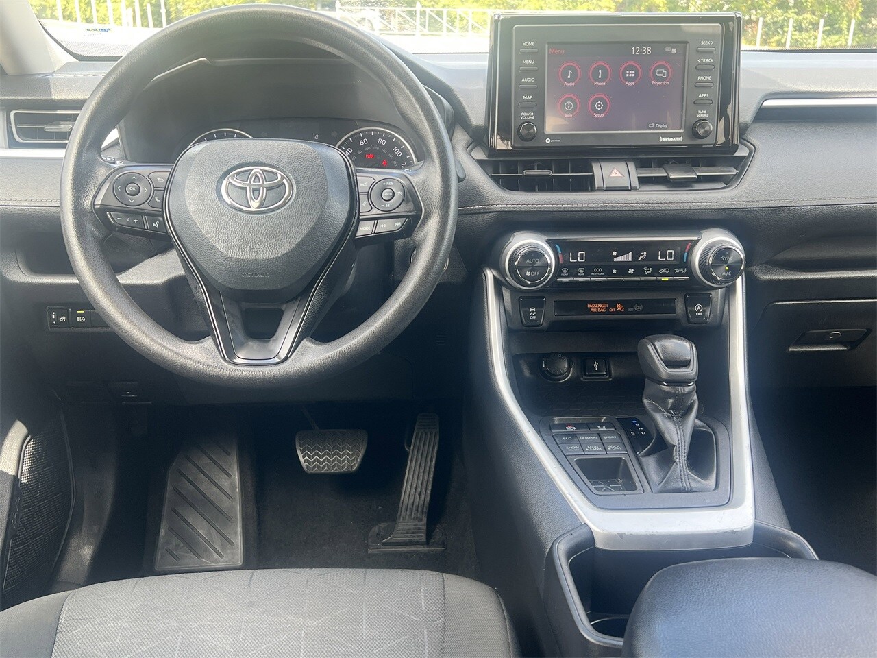2022 Toyota RAV4 XLE photo 2