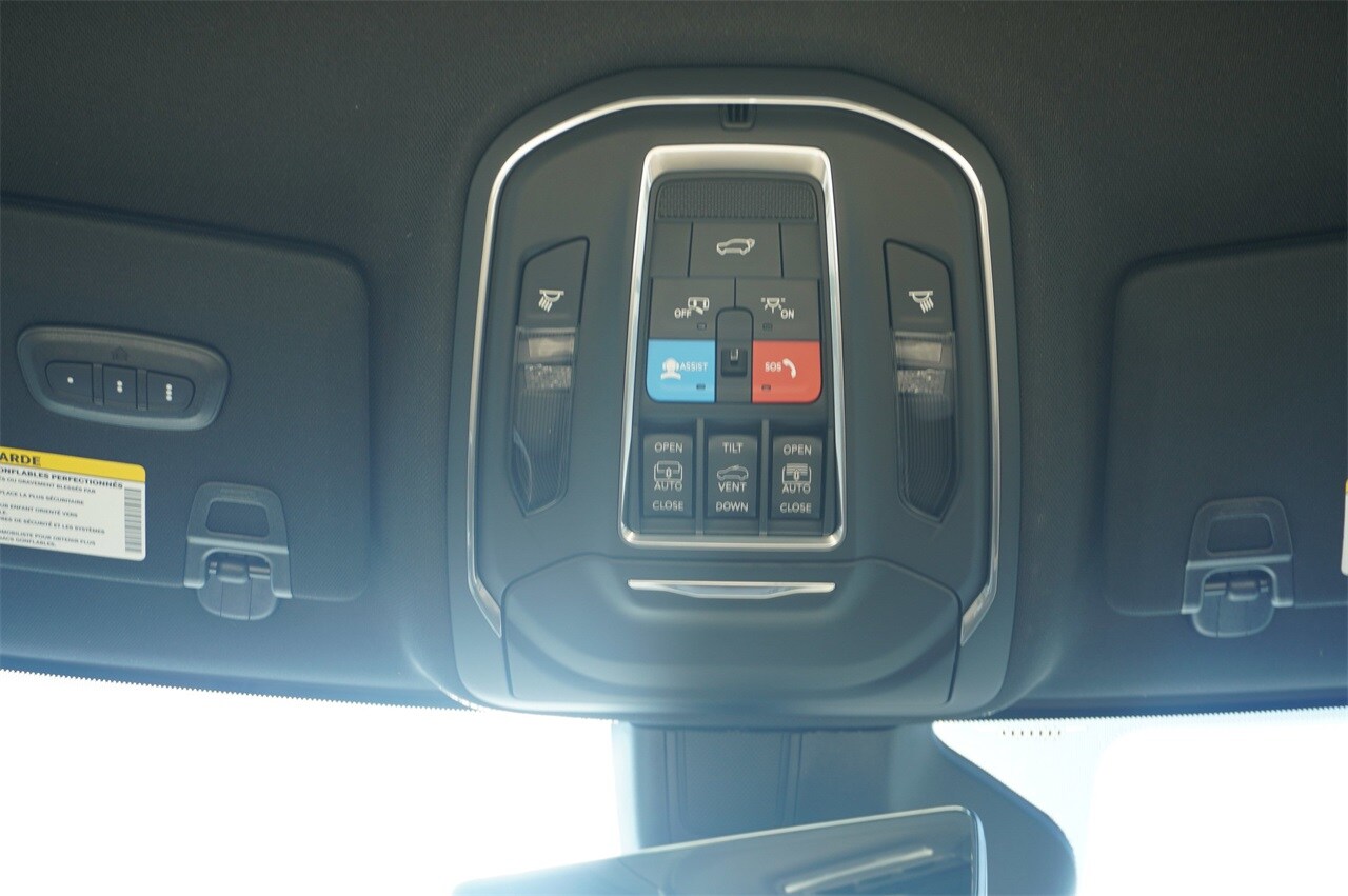 2025 Jeep Grand Cherokee Limited photo 3