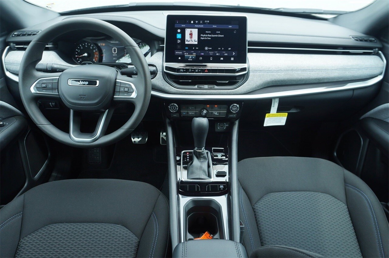 2024 Jeep Compass Sport photo 2