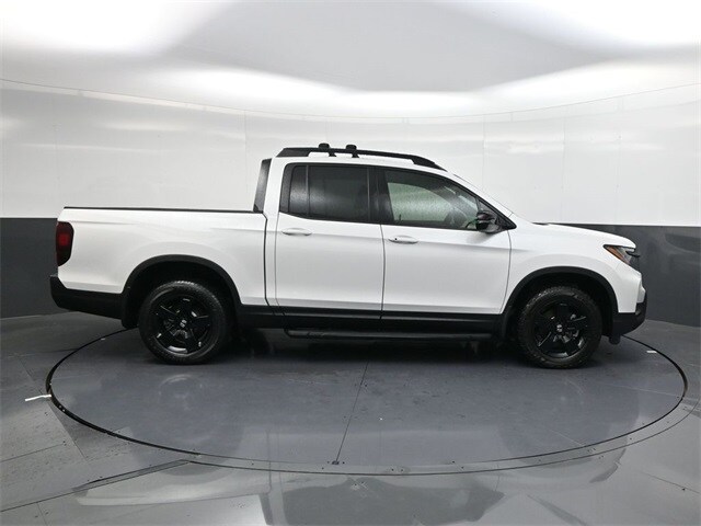 2025 Honda Ridgeline Black Edition photo 2