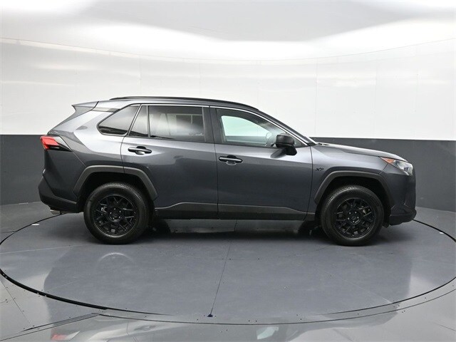 2020 Toyota RAV4 LE photo 3