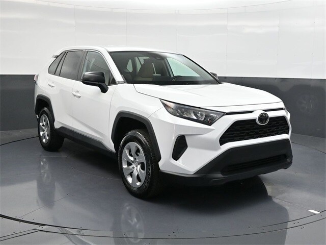 2022 Toyota RAV4 LE photo 2