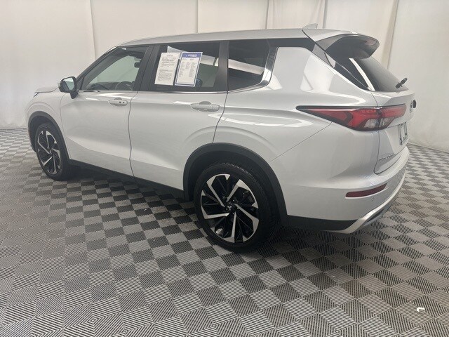 2024 Mitsubishi Outlander SE photo 3