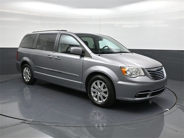 2013 Chrysler Town & Country Touring photo 2
