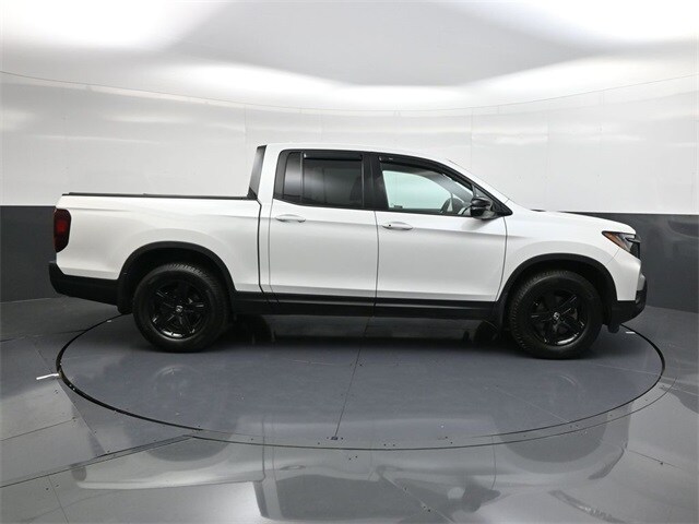 2021 Honda Ridgeline Black Edition photo 3