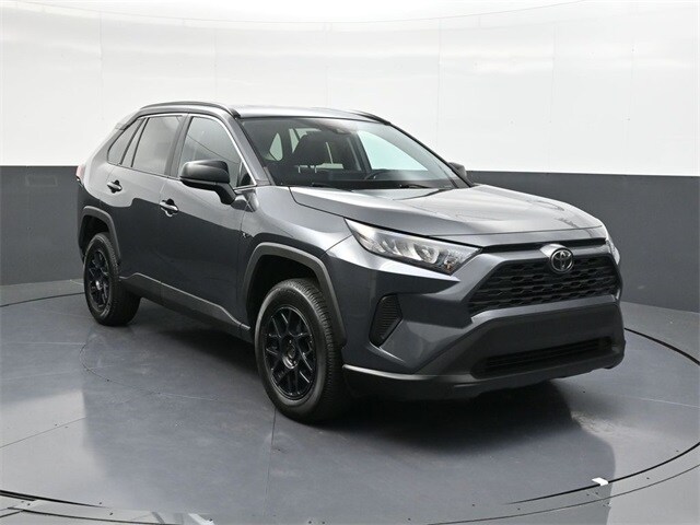 2020 Toyota RAV4 LE photo 2