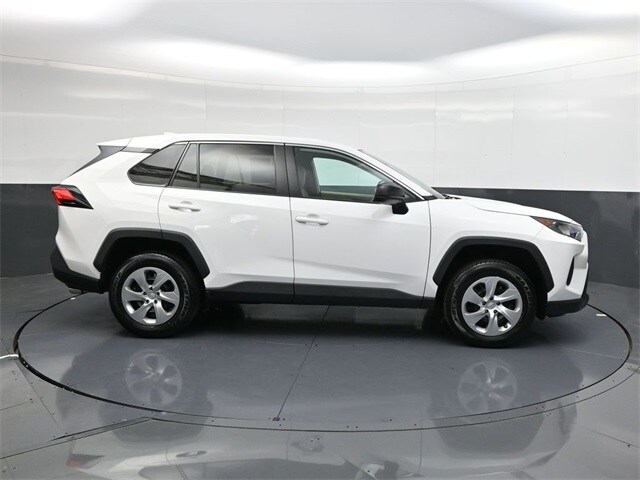 2022 Toyota RAV4 LE photo 3