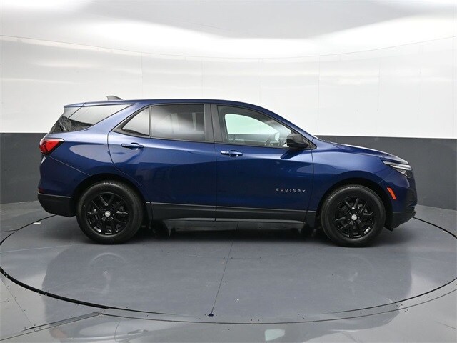 2023 Chevrolet Equinox LS photo 2