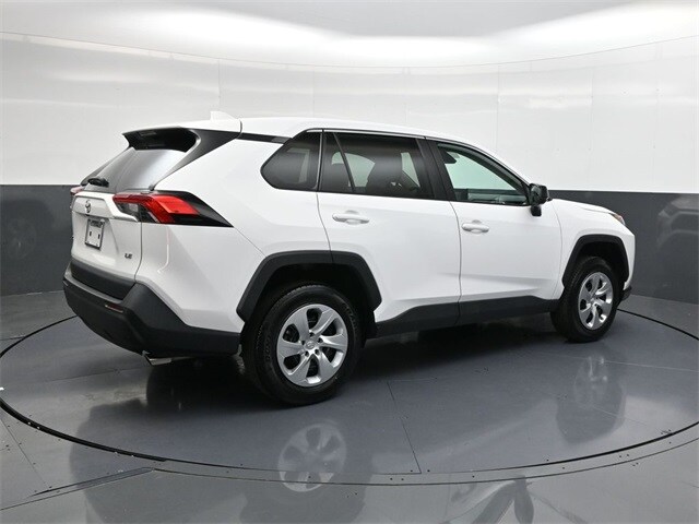 2022 Toyota RAV4 LE photo 4