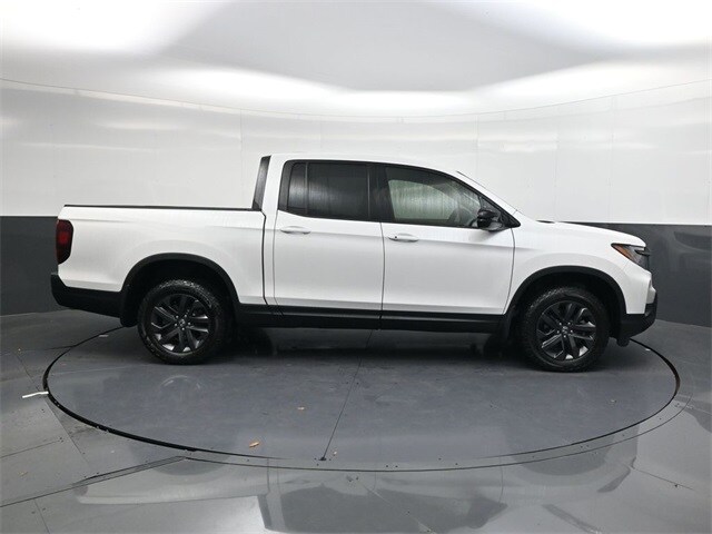 2025 Honda Ridgeline Sport photo 2
