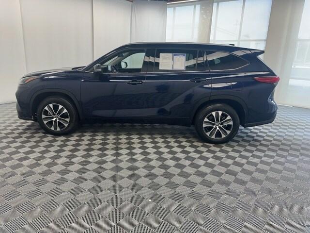 2022 Toyota Highlander XLE photo 2