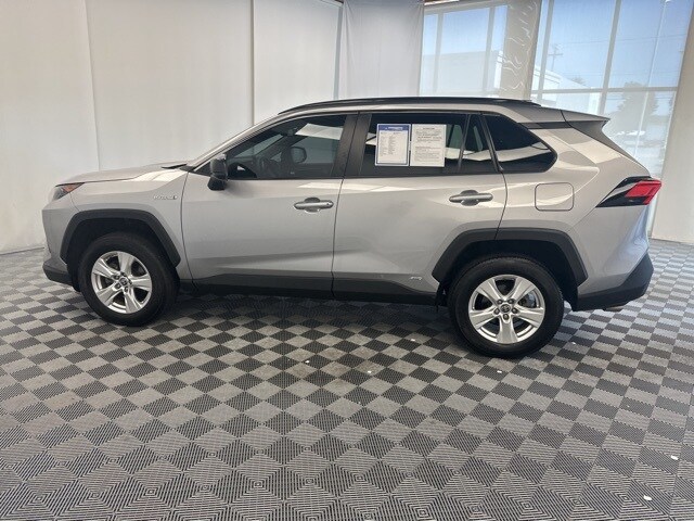 2021 Toyota RAV4 Hybrid LE photo 3