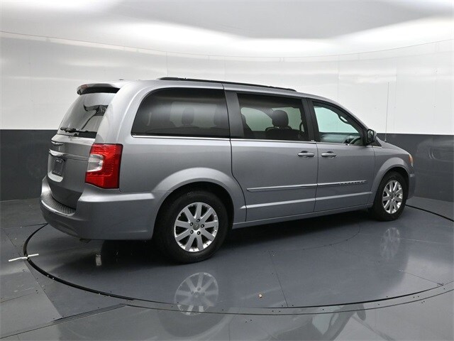 2013 Chrysler Town & Country Touring photo 4